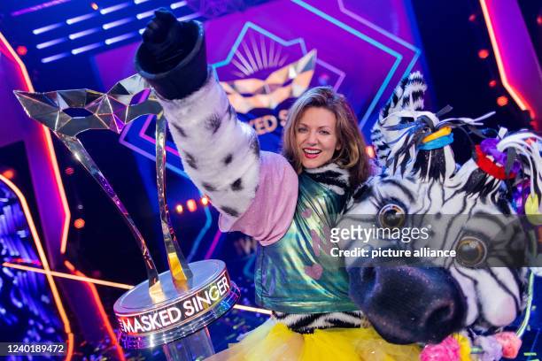 April 2022, North Rhine-Westphalia, Cologne: Ella Endlich, singer, is happy as the character "The Zebra" with the winner's trophy in the Prosieben...