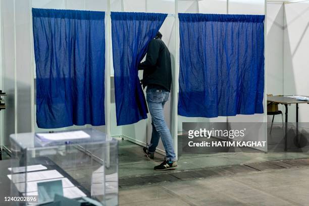 People cast their vote at a polling station for the presidential elections in France, on the Heysel - Heizel site in Brussels, Sunday 24 April 2022....