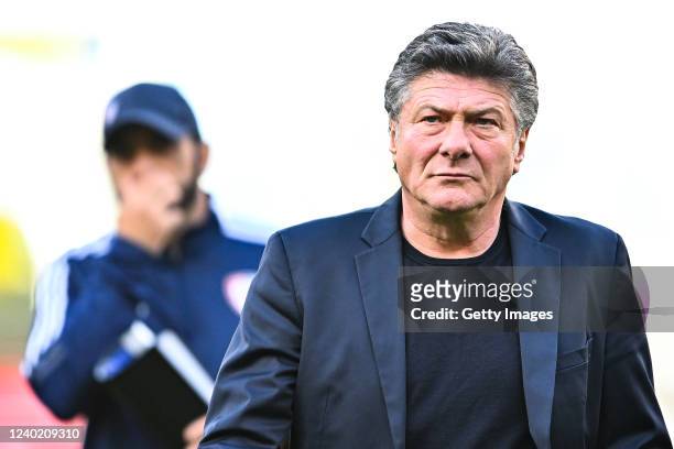 Walter Mazzarri head coach of Cagliari looks on as he enters the pitch prior to kick-off in the Serie A match between Genoa CFC and Cagliari Calcio...