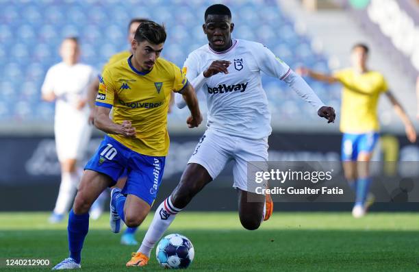 Andre Franco of GD Estoril Praia with Yaya Sithole of Belenenses SAD in action during the Liga Bwin match between GD Estoril Praia and Belenenses SAD...