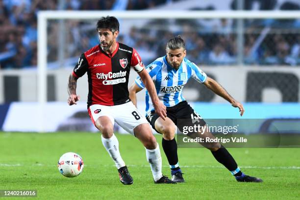 Pablo Perez of Newell´s Old Boys competes for the ball with Emiliano Insua of Racing Club during a match between Racing Club and Newell's Old Boys as...