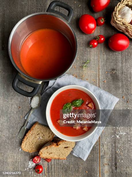 matlagning färsk tomatsoppa i rustikt kök - krutong bildbanksfoton och bilder