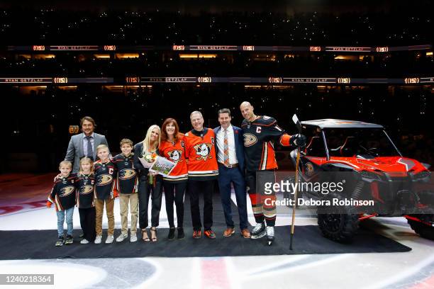 Ryan Getzlaf of the Anaheim Ducks, his children, Paige Getzlaf, former Anaheim Ducks Teemu Selanne, Anaheim Ducks owners Susan Samueli and Henry...