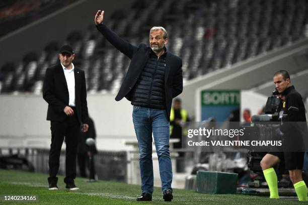 Niort's French coach Sebastien Desabre gestures during the French L2 football match between Toulouse and Chamois Niortais FC at Le Stadium in...
