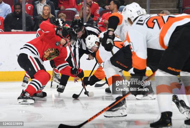 Nate Thompson of the Philadelphia Flyers waits for the face-off against the Chicago Blackhawks at United Center on April 25, 2022 in Chicago,...