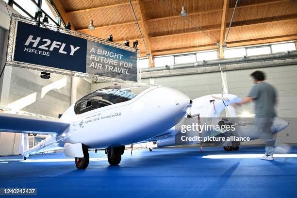 April 2022, Baden-Wuerttemberg, Friedrichshafen: Flight engineer Michael Lang turns the rotor of the HY4 hydrogen aircraft. The HY4 is the first...