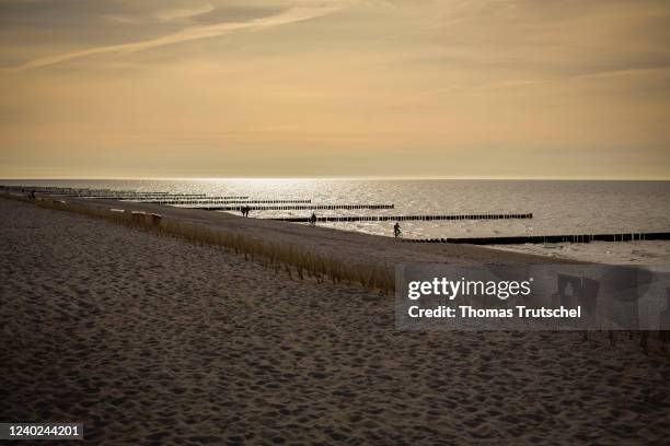 View of the Arenshoop beach in the evening light on the Fischland-Darß-Zingst peninsula in Mecklenburg-Western Pomerania on April 18, 2022 in...