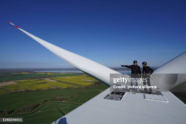 April 2022, Schleswig-Holstein, Sehestedt: Thomas Losse-Müller , top candidate of the SPD in Schleswig-Holstein, stands with Kai Porath, CEO of...