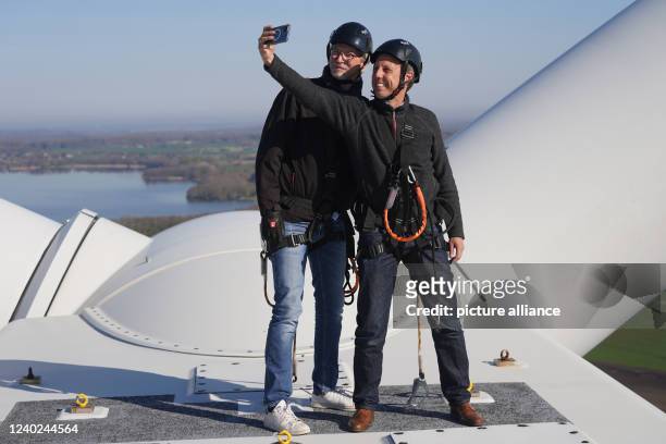 April 2022, Schleswig-Holstein, Sehestedt: Thomas Losse-Müller , top candidate of the SPD in Schleswig-Holstein, takes a picture of himself and Kai...