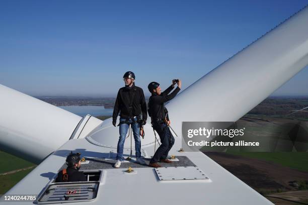 April 2022, Schleswig-Holstein, Sehestedt: Thomas Losse-Müller , top candidate of the SPD in Schleswig-Holstein, stands with Kai Porath , CEO of...