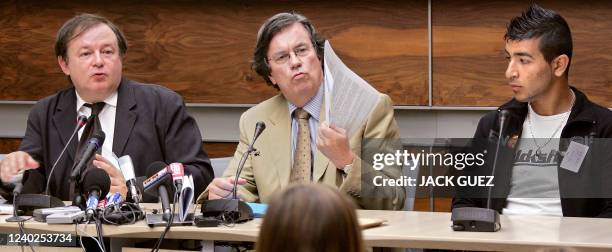 Le député socialiste Claude Evin donne une conférence de presse, le 18 juillet 2006 à l'Assemblée nationale à Paris, en compagnie de Muhittin Altun,...