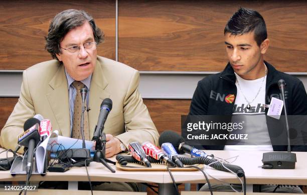 Le député socialiste Claude Evin donne une conférence de presse, le 18 juillet 2006 à l'Assemblée nationale à Paris, en compagnie de Muhittin Altun,...