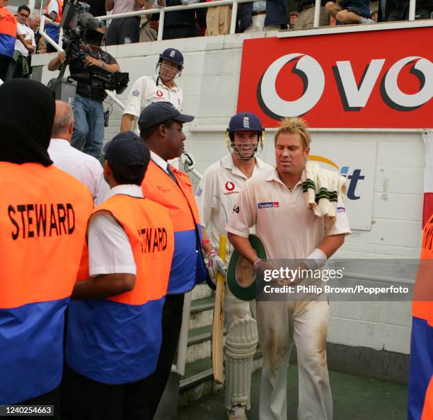 Shane Warne of Australia is followed onto the field by England batsmen Kevin Pietersen and Ashley Giles after the tea interval on day five of the 5th...