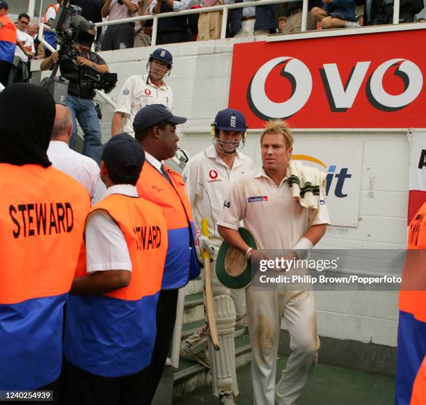 Shane Warne of Australia is followed onto the field by England batsmen Kevin Pietersen and Ashley Giles after the tea interval on day five of the 5th...