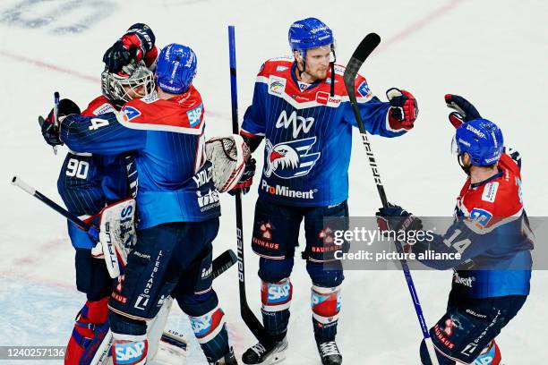 April 2022, Baden-Wuerttemberg, Mannheim: Ice hockey: DEL, Adler Mannheim - Eisbären Berlin, championship round, semifinal, Matchday 4, SAP Arena....