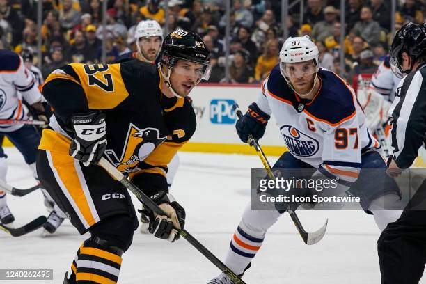 Pittsburgh Penguins Center Sidney Crosby and Edmonton Oilers Center Connor McDavid face-off during the first period in the NHL game between the...