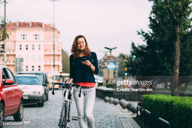 市内のテキストメッセージで自転車を持つ女性 - ブルガリア ソフィア ストックフォトと画像