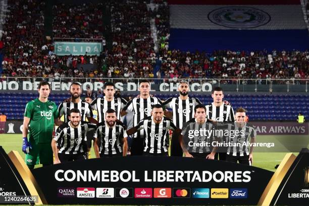 Players of Libertad pose prior a match between Libertad and Athletico Paranaense as part of Copa CONMEBOL Libertadores 2022 at Estadio Defensores del...