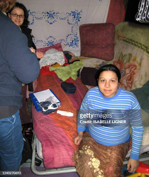 Une femme enceinte attend une consultation médicale assurée par des bénévoles, le 21 février 2008 dans un camp de Roms de Saint-Ouen. Sous l'épais...