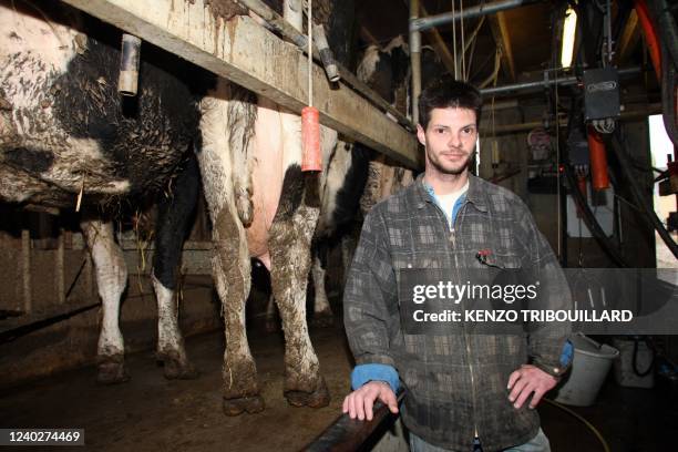 Nicolas Mahieu pose dans la salle de traite le 25 février 2010 dans sa ferme au Mesnil-Aubert. A 29 ans, cet agriculteur installé depuis trois ans en...