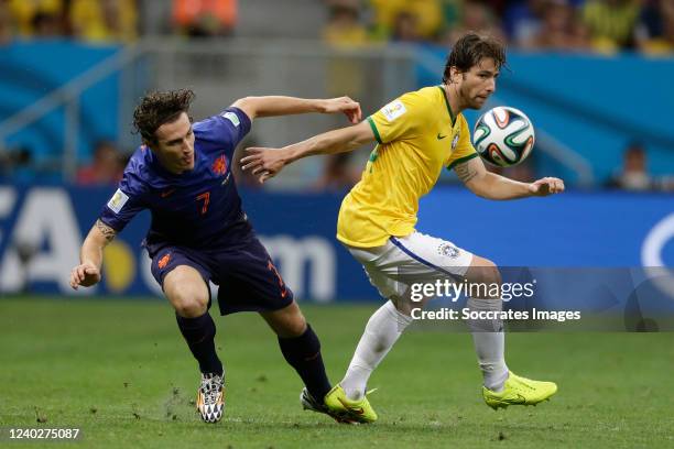 Daryl Janmaat of Holland, Maxwell Scherrer Cabelino Andrade of Brazil during the World Cup match between Holland v Brazil on July 12, 2014