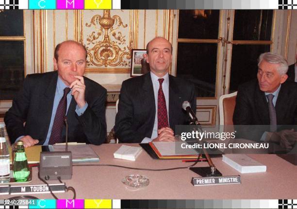 Le Premier ministre Alain Juppé , entouré du ministre des Transports, Bernard Pons , et du ministre de la Justice, Jacques Toubon , demande aux...