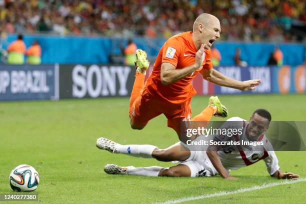 Arjen Robben of Holland, Junior Diaz of Costa Rica during the World Cup match between Holland v Costa Rica on July 5, 2014