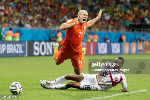 Arjen Robben of Holland, Junior Diaz of Costa Rica during the World Cup match between Holland v Costa Rica on July 5, 2014