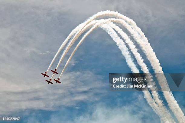 airshow smoke trails - espectáculo aéreo fotografías e imágenes de stock