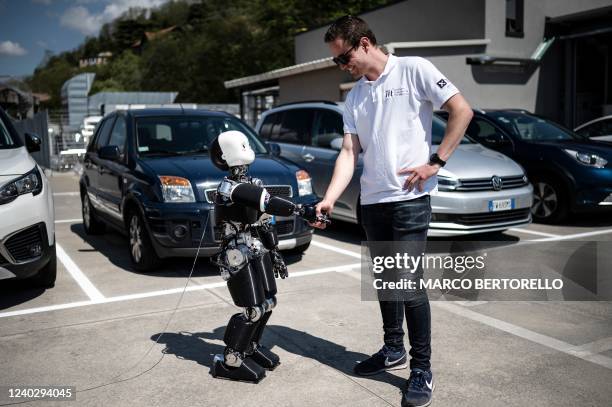 Robotic Handshake Photos and Premium High Res Pictures - Getty Images