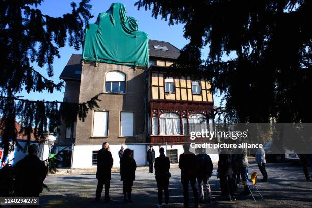 April 2022, Saxony-Anhalt, Magdeburg: Guests and members of the Magdeburg synagogue community stand on the grounds of the synagogue community for Yom...