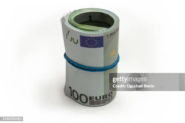 roll of one hundred euro bills - fajo de billetes de euro fotografías e imágenes de stock