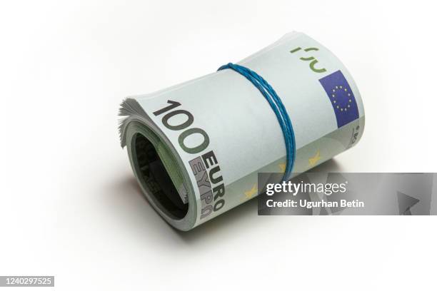 roll of one hundred euro bills - fajo de billetes de euro fotografías e imágenes de stock