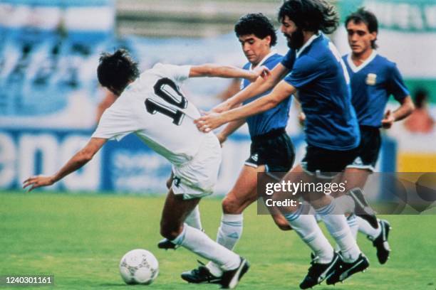 Argentina's players Diego Maradona and Sergio Batista try to block Uruguayan opponent Enzo Francescoli during the match Argentina-Uruguay as part of...