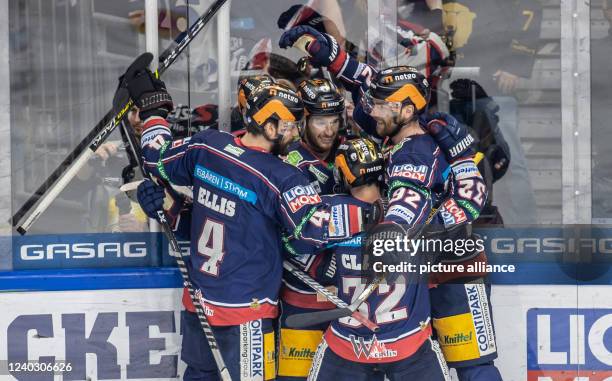 April 2022, Berlin: Ice hockey: DEL, Eisbären Berlin - Adler Mannheim, Championship round, Semifinal, Matchday 5, Mercedes-Benz Arena. Berlin's...