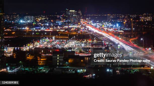 city and traffic at night - brampton photos et images de collection