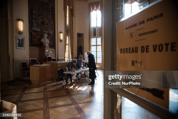 Voting operations in the polling station of the municipality of the 5th arrondissement of Paris, next to the Pantheon, on the morning of the ballot,...