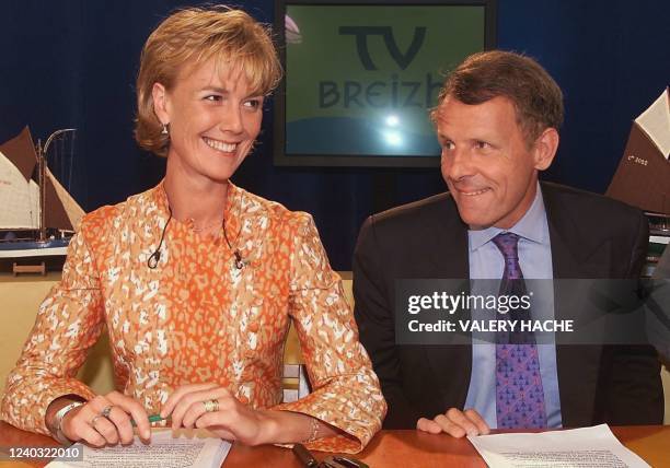 La présentatrice de TV BREIZH Christine Oberdorff , pose avec le journaliste Patrick Poivre d'Arvor, le 01 septembre 2000 dans les studios de TV...