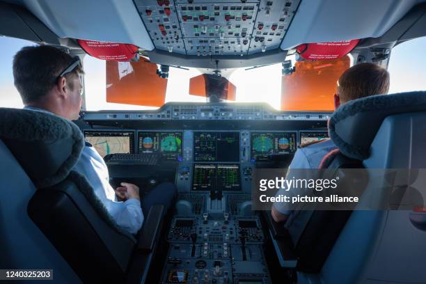 April 2022, Nordpol/Berlin: Michael Weyerer , an air force captain, and co-pilot Phillip Reipert sit in the cockpit of the Airbus A350 and steer the...