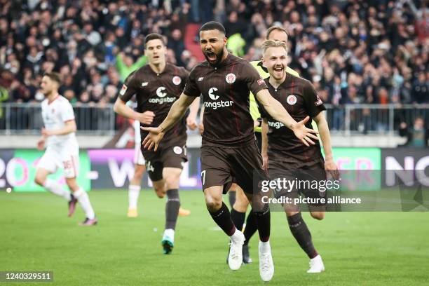 April 2022, Hamburg: Soccer: 2nd Bundesliga, Matchday 32, FC St. Pauli - 1. FC Nürnberg at Millerntor Stadium. St. Pauli's Daniel-Kofi Kyereh...