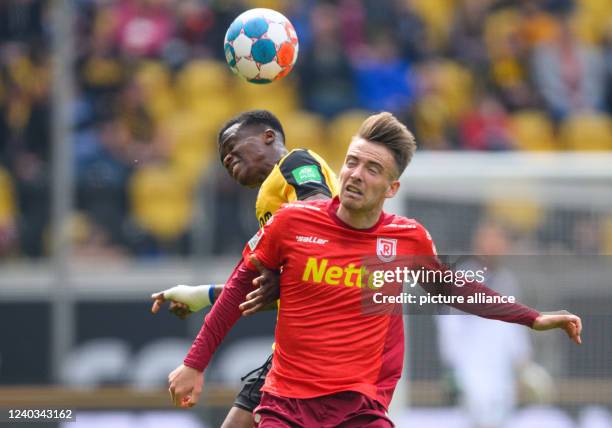 April 2022, Saxony, Dresden: Soccer: 2. Bundesliga, SG Dynamo Dresden - SSV Jahn Regensburg, Matchday 32, Rudolf-Harbig-Stadion. Dynamo's Michael...