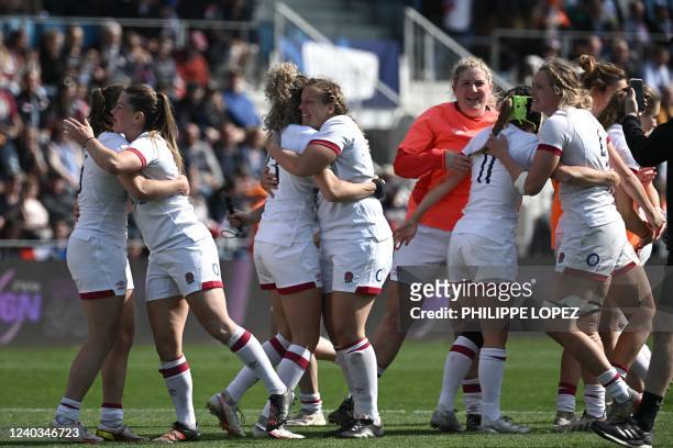 English players celebrate their Grand Slam victory after winning the Six Nations international women's rugby union match between France and England...