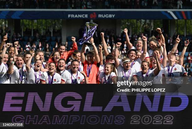 English players celebrate their Grand Slam victory after winning the Six Nations international women's rugby union match between France and England...