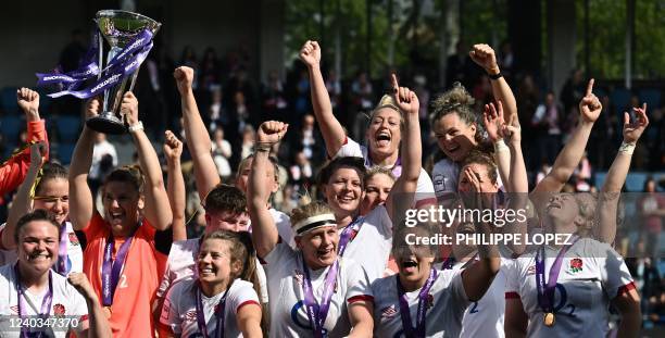 English players celebrate their Grand Slam victory after winning the Six Nations international women's rugby union match between France and England...