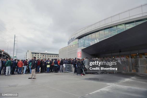 Attendees wait in line to enter the Berkshire Hathaway annual meeting in Omaha, Nebraska, U.S., on Saturday, April 30, 2022. After hanging in the...