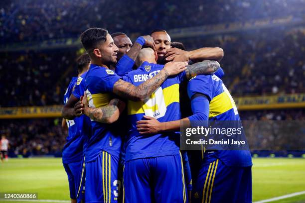 Dario Benedetto of Boca Juniors celebrates with teammates after scoring the first goal of his team during a match between Boca Juniors and Barracas...