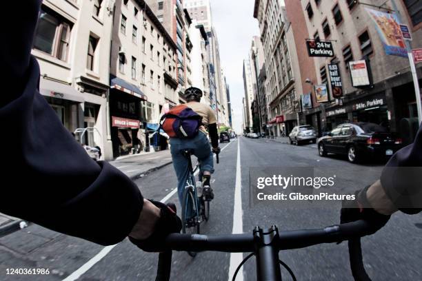 new york city bicycle messenger - fahrrad lenker stock-fotos und bilder