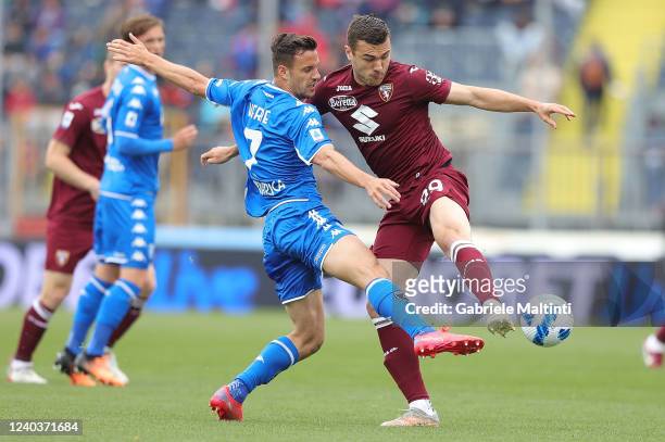 Valerio Verre of Empoli FC battles for the ball with Alessandro Buongiorno of Torino FC during the Serie A match between Empoli FC and Torino FC at...