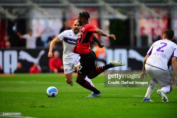 Rafa Leao of Ac Milan controls the ball during the Serie A match between AC Milan and ACF Fiorentina at Stadio Giuseppe Meazza on May 1, 2022 in...