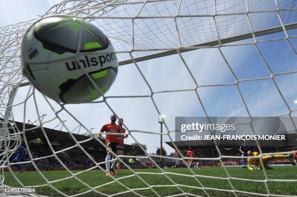 Reims' Kosovar forward Arber Zeneli scores a goal in front of Lorient's French goalkeeper Matthieu Dreyer during the French L1 football match between...